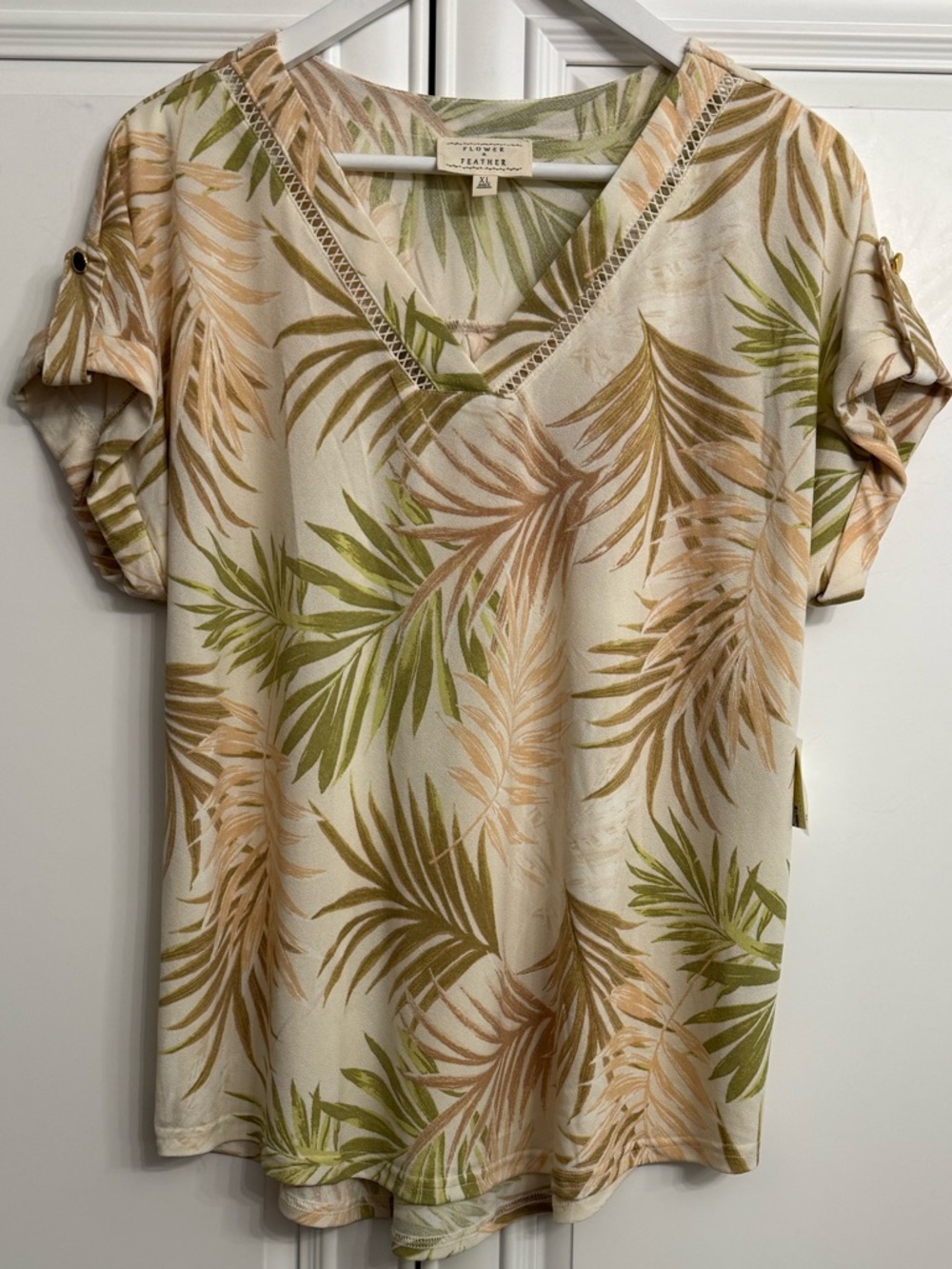 NWT Flower & Feather Sz XL Tee Beige Palm-Print V-Neck Short Sleeve Button Tabs